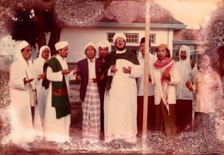 Sayid Alwi al-Maliki bersama para ulama pesantren, seperti KH Mahrus Aly Lirboyo (almaghfurlah). (Foto: Istimewa)