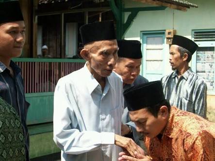 KH Muhammad Ahmad Sahal Mahfud dan santrinya. (Foto: dok/Ngopibareng.id)