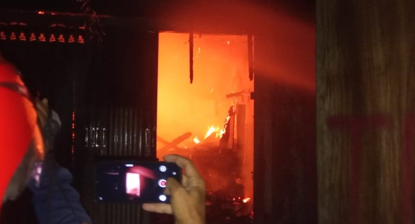 Lapak para pedagang Pasar Baru hangus menjadi abu dilalap api. (Foto: Ikhsan Mahmudi/Ngopibareng.id)