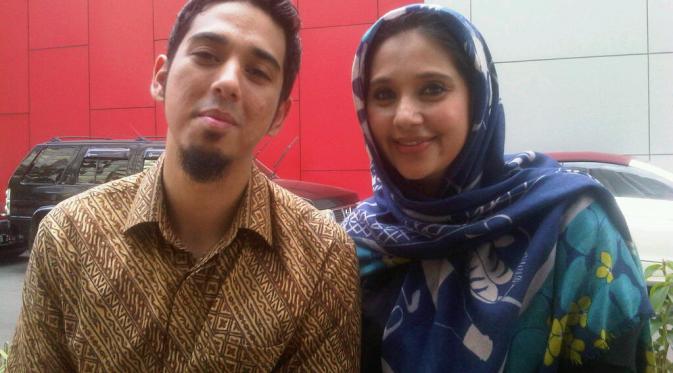 Artis senior Ayu Azhari bersama putra pertamanya, Djody Gondokusumo. (Foto: Istimewa)