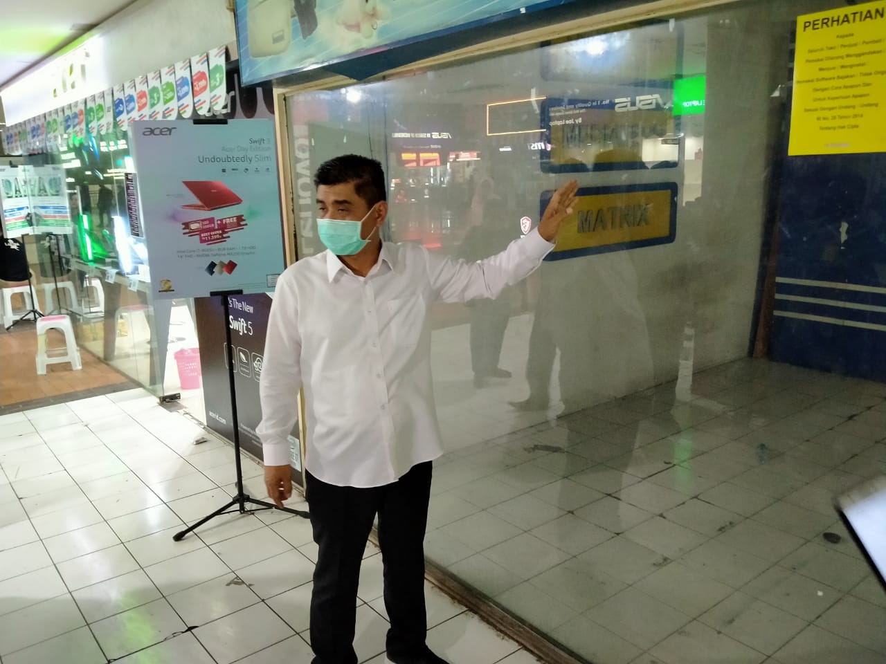 Calon Wakil Wali Kota Surabaya, Mujiaman Sukirno, ketika menunjukkan salah satu stand di Hi Tech Mall, Surabaya. Banyaknya stand kosong akibat status Hi Tech Mall yang tidak jelas. (Foto: Fariz Yarbo/Ngopibareng.id)