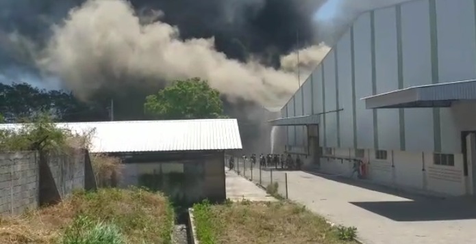 Pabrik PT Jawa Lily Furniture di Desa Sepuhgembol, Kecamatan Wonomerto, Kabupaten Probolinggo terbakar. (Foto: Ikhsan Mahmudi/Ngopibareng.id)