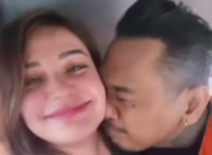 Terdakwa kasus ITE, I Gede Ari Astina alias Jerinx bercumbu dengan sang istri, Nora Alexandra di dalam mobil tahanan dan videonya diunggah di Instagra. (Foto: Instagram)