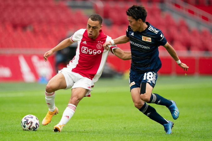 Sergino Dest (kiri) saat masih berseragam Ajax. (Foto: Twitter/@AFCAjax)