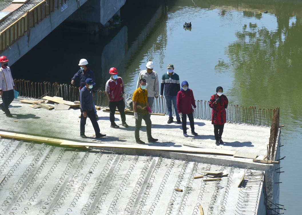 Walikota Surabaya Tri Rismaharini ketika melakukan sidak ke Jembatan Joyoboyo. (Foto: Humas Pemkot Surabaya/Ngopibareng.id)