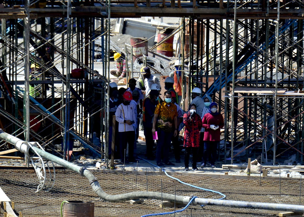 Walikota Surabaya Tri Rismaharini ketika melakukan sidak ke Jembatan Joyoboyo. (Foto: Humas Pemkot Surabaya)