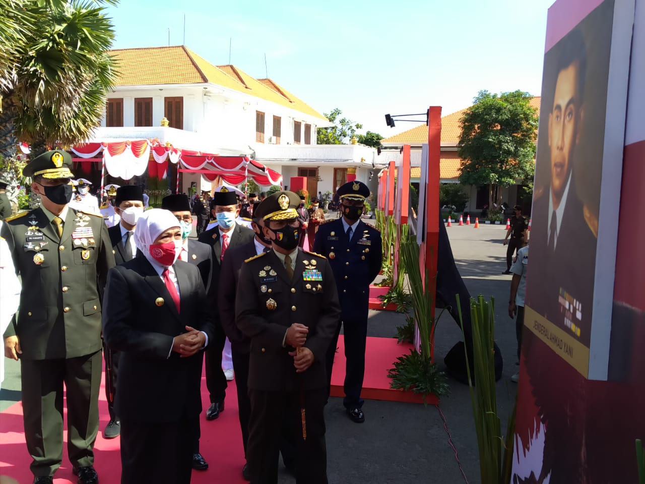 Gubernur Jatim, Khofifah Indar Parawansa melihat gambar-gambar pahlawan revolusioner di Gedung Negara Grahadi, Surabaya, Kamis 1 September 2020. (Foto: Fariz Yarbo/Ngopibareng.id)