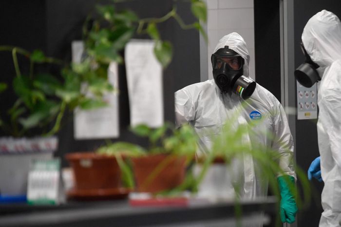 Seorang petugas melakukan disinfeksi di sebuah pusat kegiatan di Madrid, Spanyol. (Foto: Reuters) 