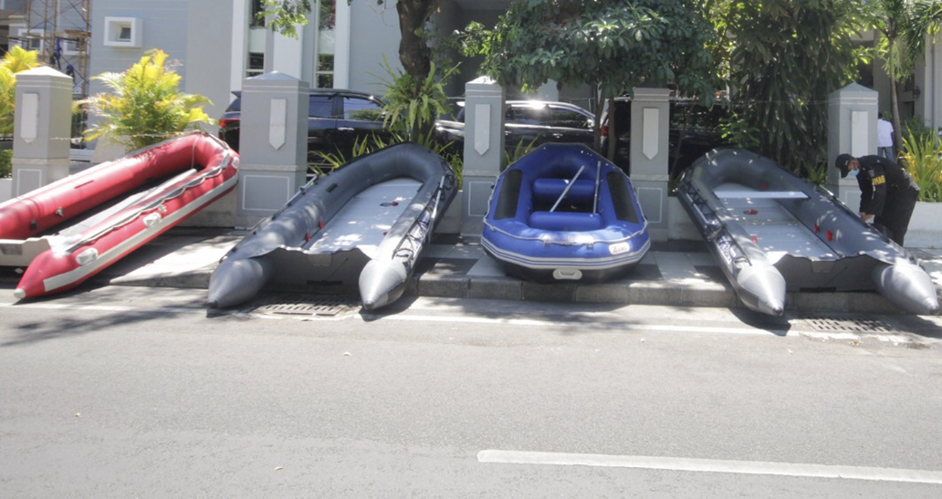 Perahu karet milik BPB Linmas, yang dipersiapkan untuk antisipasi musim hujan. (Foto: Andhi Dwi/Ngopibareng.id)