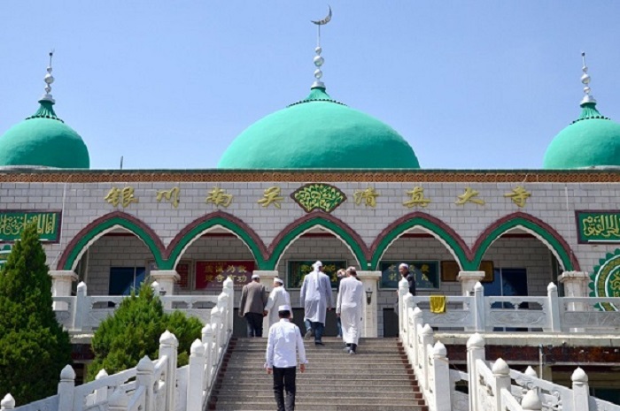 Menuju ke masjid untuk melaksanakan Salat Jumat. (Foto: Istimewa)