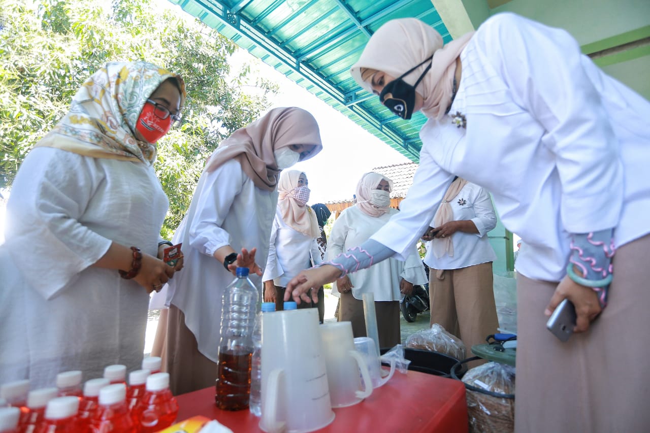 Ipuk Fiestiandani Azwar Anas melihat  pelatihan pembuatan sabun dan pot dari sabut kelapa (foto:istimewa)