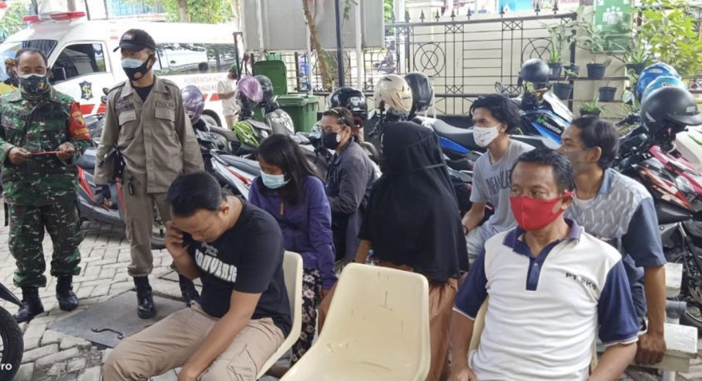 Warga yang terjaring razia Tim Swab Hunter. (Foto: dok. Pemkot Surabaya)