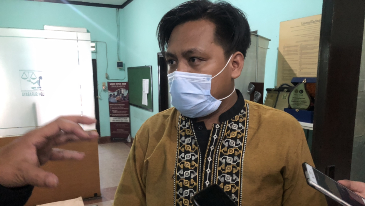 Juru bicara Getol Jatim, Habibus Solihi, ketika berada di Kantor LBH Surabaya. (Foto: Andhi Dwi/Ngopibareng.id)