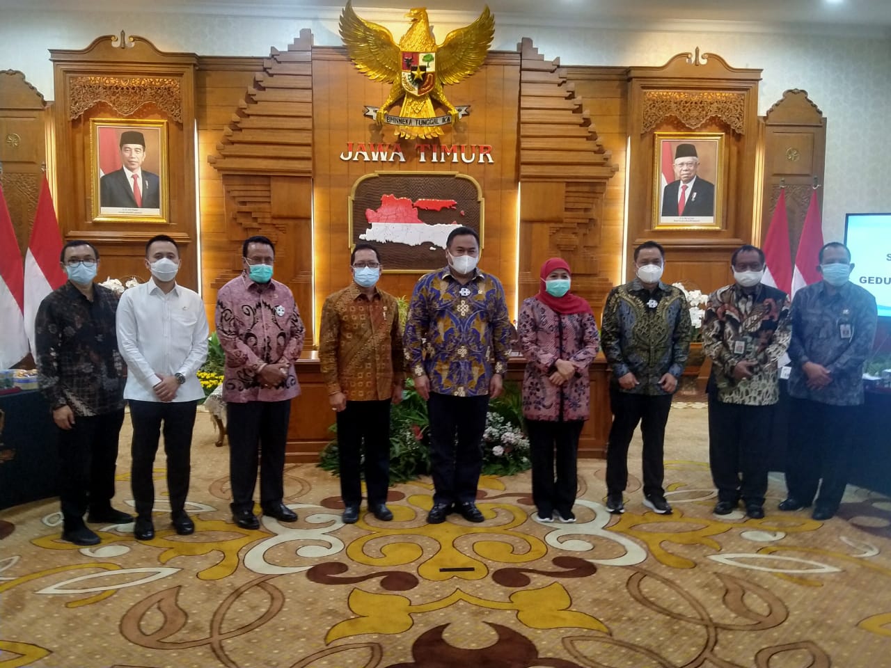 Wakil Ketua DPR RI Rachmat Gobel melakukan diskuis bersama dengan Gubernur Jatim Khofifah Indar Parawansa usai pertemuan di Gedung Negara Grahadi, Surabaya, Jumat 2 September 2020. (Foto: Fariz Yarbo/Ngopibareng.id)