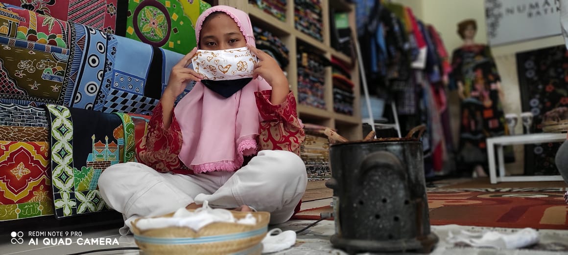 Salah satu siswa Sekolah Dasar di Perumahan Griya Intan Sari, Kelurahan Dermo, Kecamatan Mojoroto, Kota Kediri, Jawa Timur, belajar membatik masker di Hari Batik Nasional, Jumat 2 Oktober 2020. (Foto: Fendhy Plesmana/Ngopibareng.id)