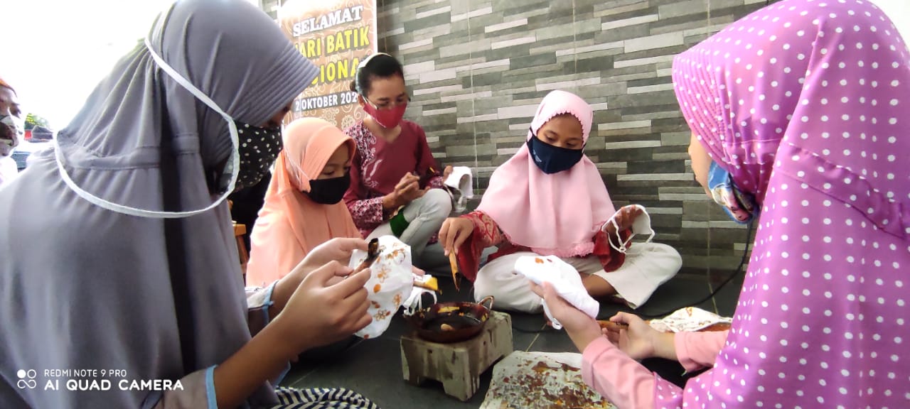 Kegiatan belajar membatik masker di Butik Numansa Batik, Kediri, Jawa Timur. (Foto: Fendhy Plesmana/Ngopibareng.id)