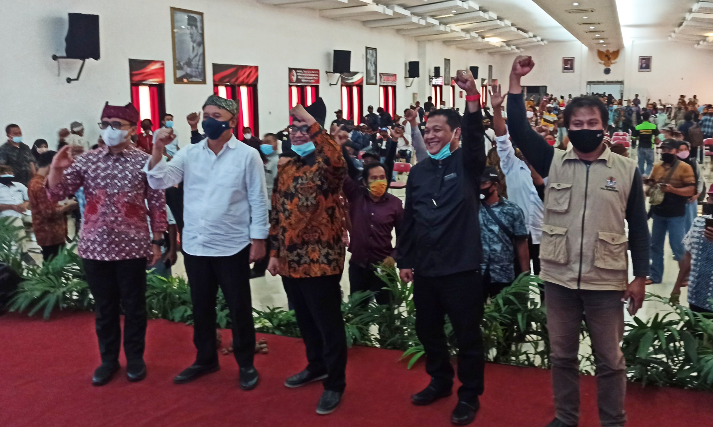 Menteri Koperasi dan UKM Teten Masduki dalam diskusi bersama masyarakat kehutanan sosial di Untag 1945 Banyuwangi, Jawa Timur. (Foto: Muh Hujaini/Ngopibareng.id)