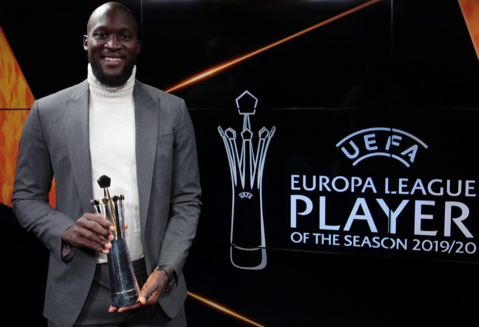 Penyerang Inter Milan Romelu Lukaku pose dengan trofinya sebagai Pemain Terbaik. (Foto: Twitter @europaleague)