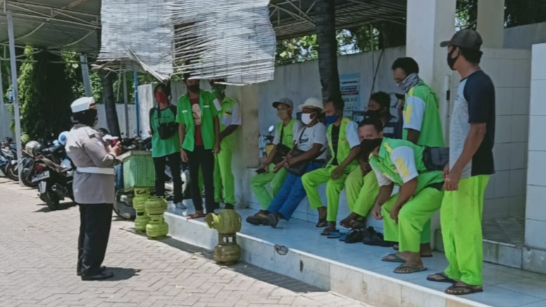 Kanit Dikyasa Satlantas Polresta Banyuwangi, Iptu Datik Hariyati, memberikan pemahaman terkait pentingnya penggunaan masker. (Foto: Istimewa)