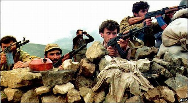 Sejumlah tentara Armenia siap arahkan senjata. (Foto: afp)