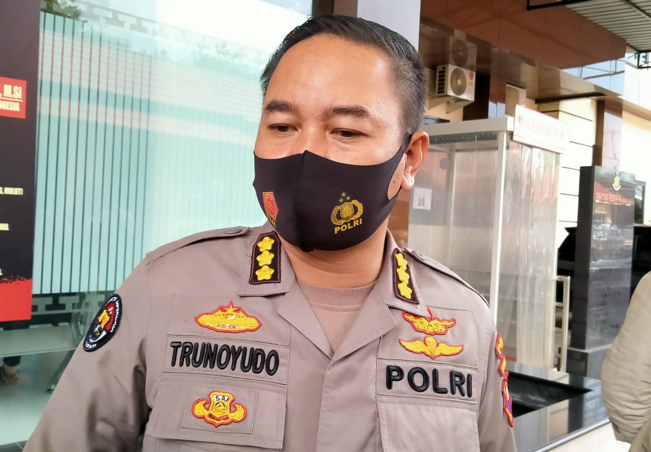 Kabid Humas Polda Jatim, Kombes Pol Trunoyudo Wisnu Andiko memastikan AKP Agus Hendro Tri Susetyo tak mundur sebagai anggota Polisi. (Foto: Fariz Yarbo/Ngopibareng.id)