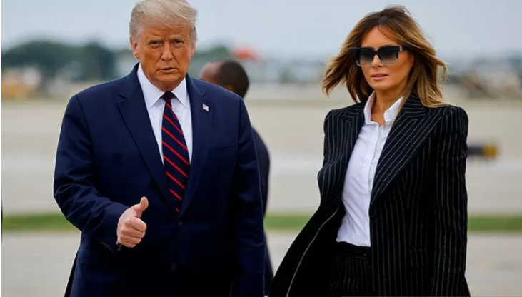  Presiden AS Donald Trump didampingi oleh ibu negara Melania Trump saat menaiki Air Force One saat mereka meninggalkan Washington dalam perjalanan kampanye untuk berpartisipasi dalam debat presiden pertamanya dengan calon presiden dari Partai Demokrat Joe Biden di Cleveland, Ohio di Pangkalan Bersama Andrews, Maryland, AS, September 29, 2020. (Foto: Antara/Reuters/Carlos Barria)