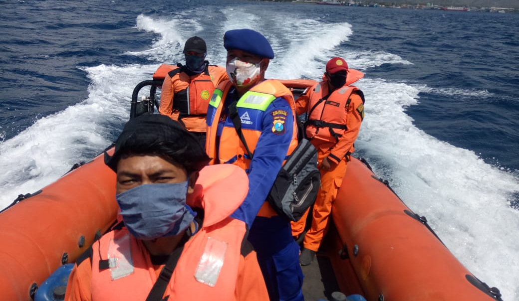 Personil Polairud dan Basarnas sedang melakukan pencarian dua nelayan yang hilang di selat Bali, Sabtu 3 Oktober 2020. (Foto: Polairud Banyuwangi)