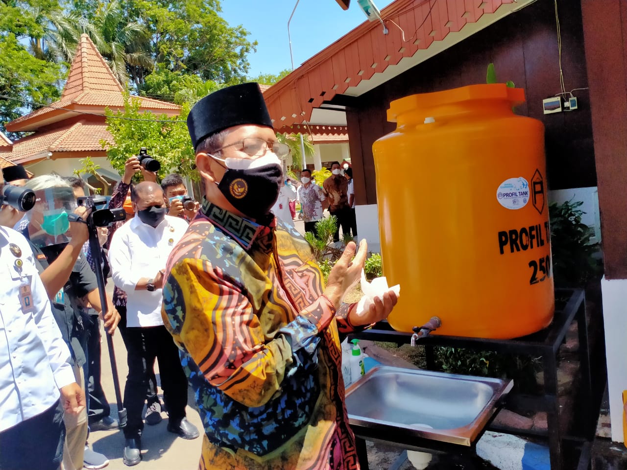 Menko Polhukam, Mahfud MD usai cuci tangan sebelum menjadi narasumber Dialog Kebangsaan di Kabupaten Probolinggo, Sabtu 3 Oktober 2020. (Foto: Ikhsan Mahmudi/Ngopibareng.id)