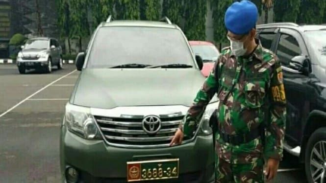 Mobil dinas TNI AD yang digunakan seorang warga sipil di Jakarta Barat. (Foto: Dok.Pomad)