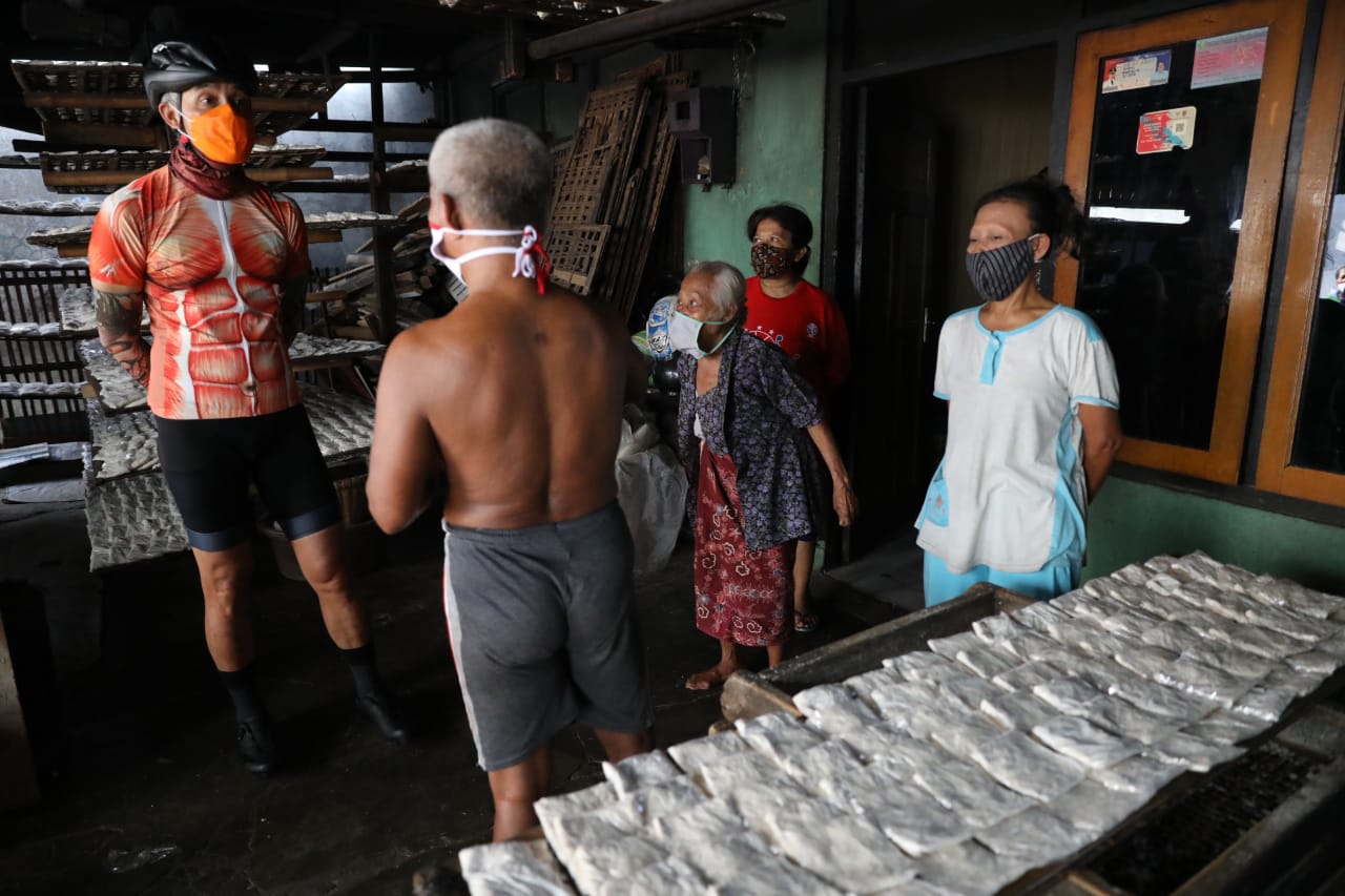 Gubernur Ganjar Pranowo saat menyambangi pembuat tempe gembus. (Foto: Ist/Ngopibareng.id)