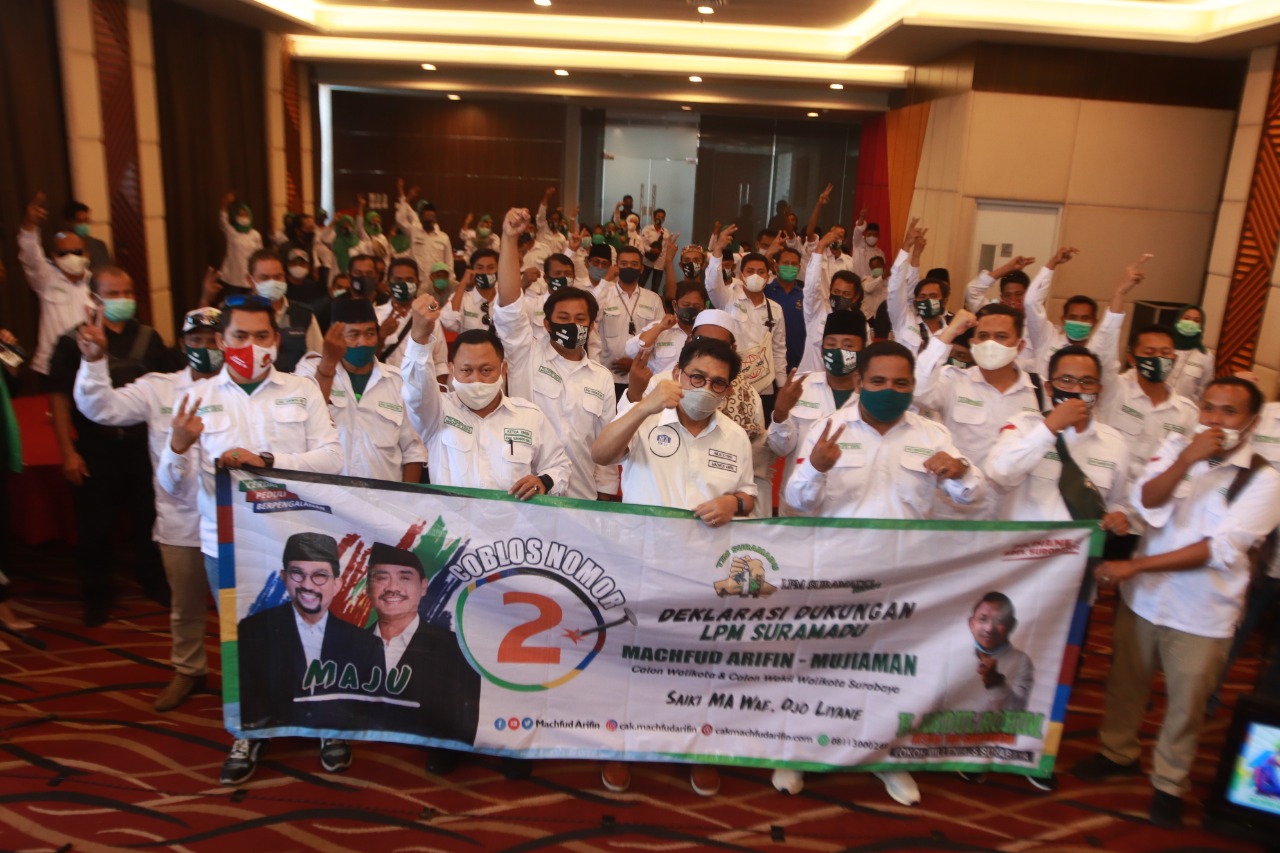 Cawali Kota Surabaya, Machfud Arifin berfoto bersama anggota LPM Suramadu di Hotel Mercure, Surabaya, Minggu 4 Oktober 2020. (Foto: Fariz Yarbo/Ngopibareng.id)