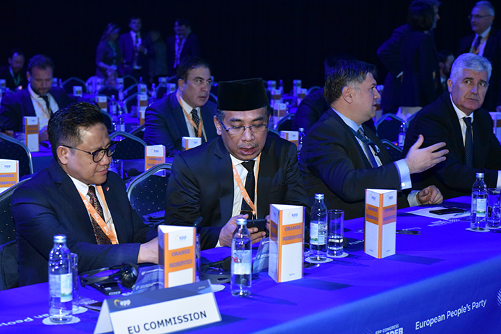 KH Yahya Cholil Staquf bersama Muhaimin Iskandar, dalam Pertemuan Komite Eksekutif Centrist Democrat International (CDI) di Brussels, Belgia, pada 2019. (Foto: gus yahya for Ngopibareng.id)