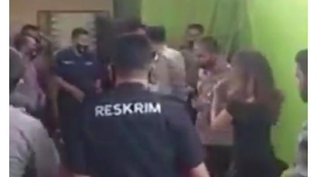 Video viral anggota polisi yang dangdutan di acara pisah kenal Kapolsek. (Foto: Twitter/@Forum Komunikasi Tanah Merah Bersatu)