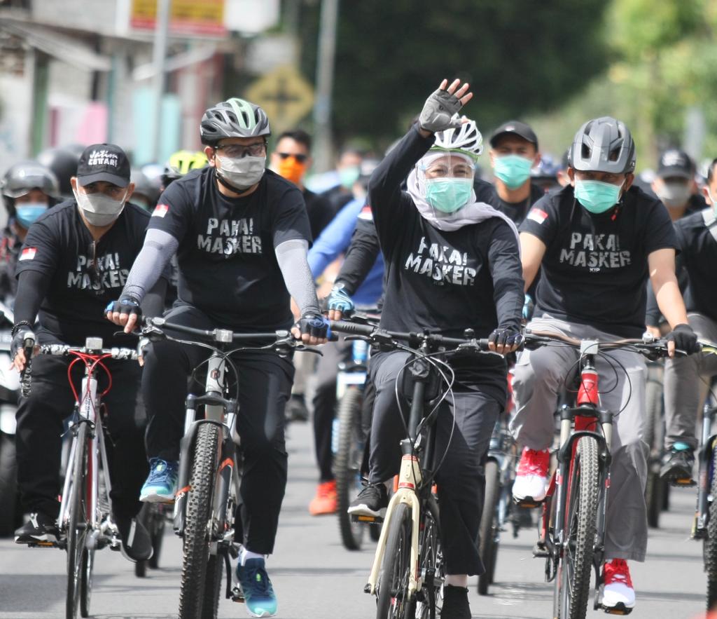 Gubernur Jatim, Khofifah Indar Parawansa melakukan gowes kampanye protokol kesehatan di Kota Blitar, Minggu 4 Oktober 2020. (Foto: Istimewa)