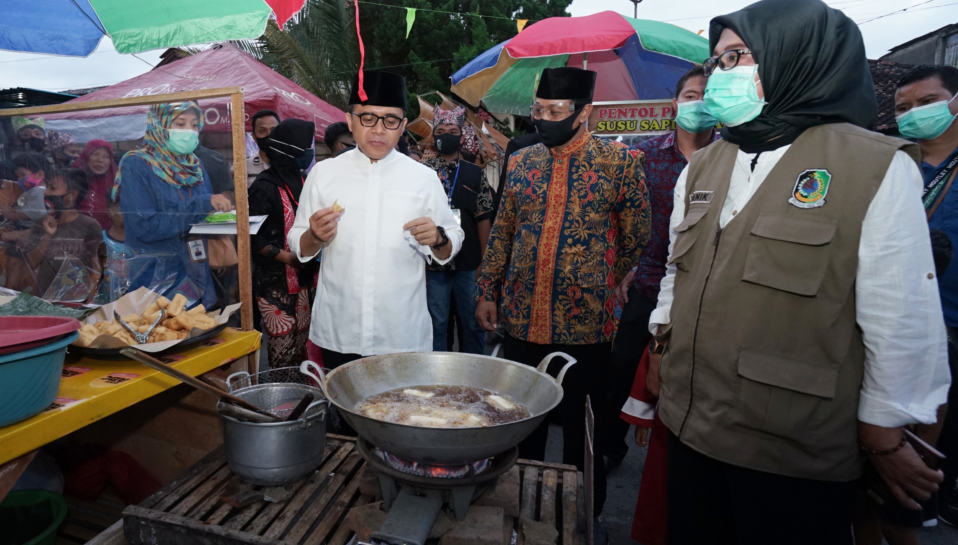 Bupati Banyuwangi Abdullah Azwar Anas melihat mengunjungi Kampung Tahu Desa Gitik. (Foto: Istimewa)