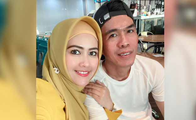 Meggy Wulandari, mantan istri siri komedian Kiwil, bersama suami barunya, Haji Muhammad. (Foto: Instagram @meggywulandarireal)