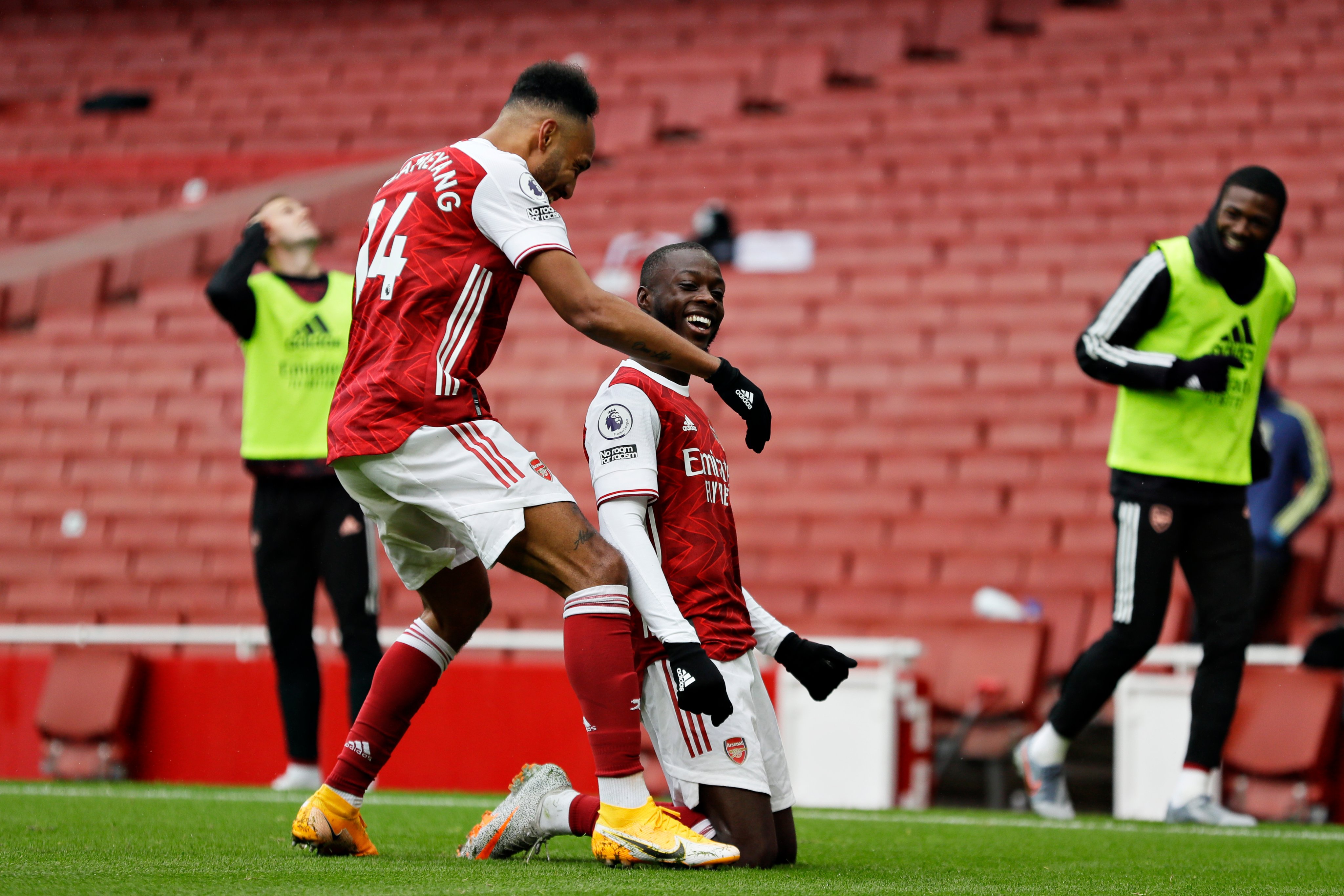 Nicolas Pepe (kanan) saat merayakan golnya ke gawang Sheffield. (Foto: Twitter/@