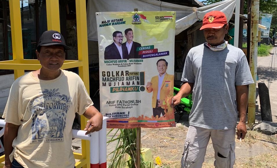 Warga memasang APK Machfud Arifin-Mujiaman di gang kampung di kawasan Rungkut, Surabaya. (Foto: Istimewa)