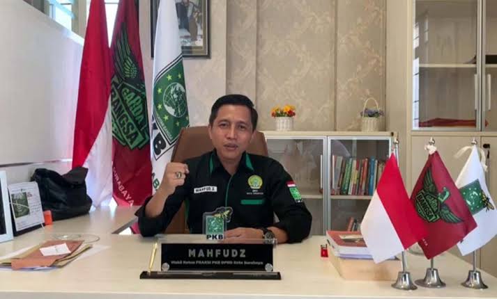 Sekretaris Komisi B DPRD Kota Surabaya, Mahfudz, ketika berbincang mengenai PAD 2020. (Foto: Alief Sambogo/Ngopibareng.id)