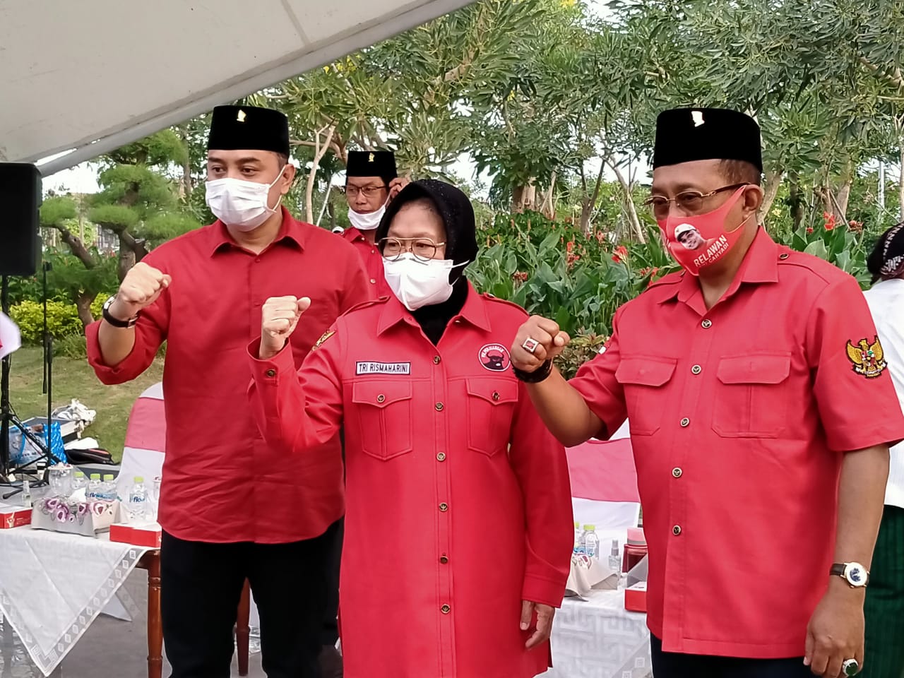 Wali Kota Surabaya, Tri Rismaharini berfoto bersama dengan paslon nomor urut satu, Eri Cahyadi-Armuji. (Foto: Fariz Yarbo/Ngopibareng.id)