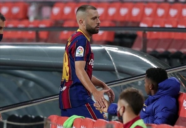 Jordi Alba kemungkinan akan absen dalam tiga pertandingan. (Foto: Twitter/@