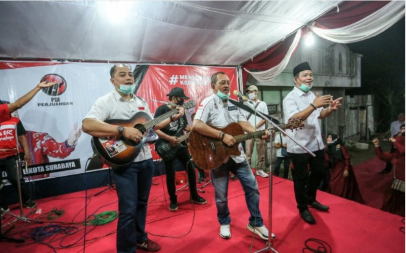 Armuji bersama Eri Cahyadi saat bermain musik bersama pemusik jalanan pada salah satu kampanye. (Foto: Tim Eri-Armuji/Ngopibareng.id)