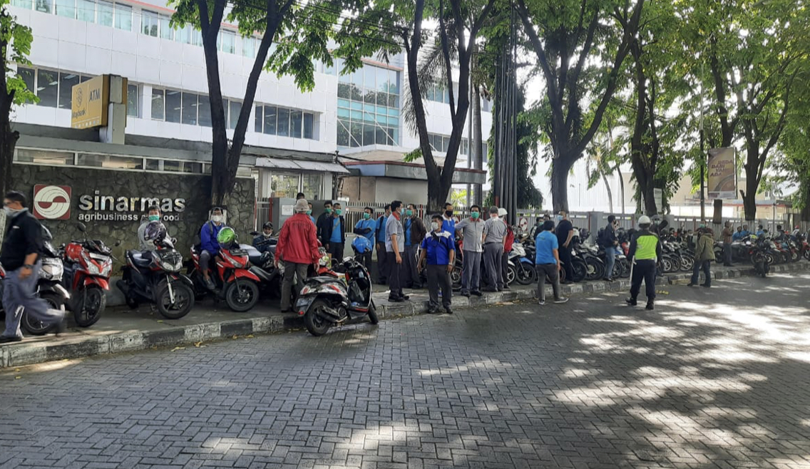 Puluhan massa buruh ketika mendatangi kawasan Rungkut SIER, Selasa, 6 Oktober 2020. (Foto: Andhi Dwi/Ngopibareng.id)