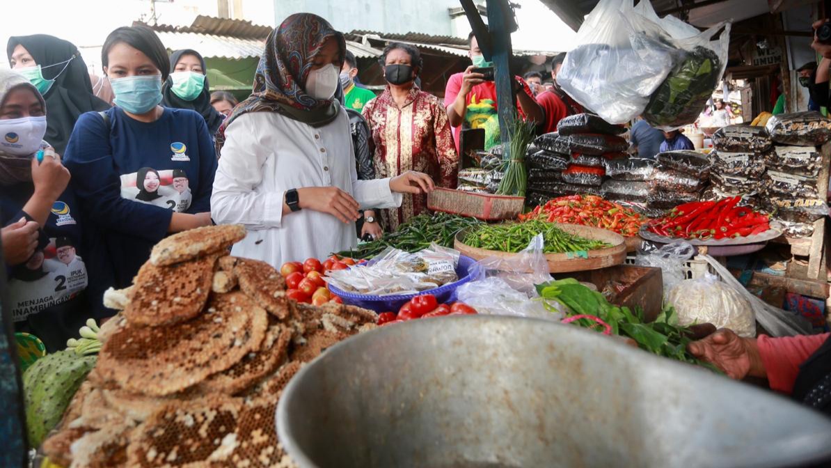 Ipuk Fiestiandani Azwar Anas berkunjung ke Pasar Rogojampi, Selasa, 6 Oktober 2020. (Foto: Istimewa)