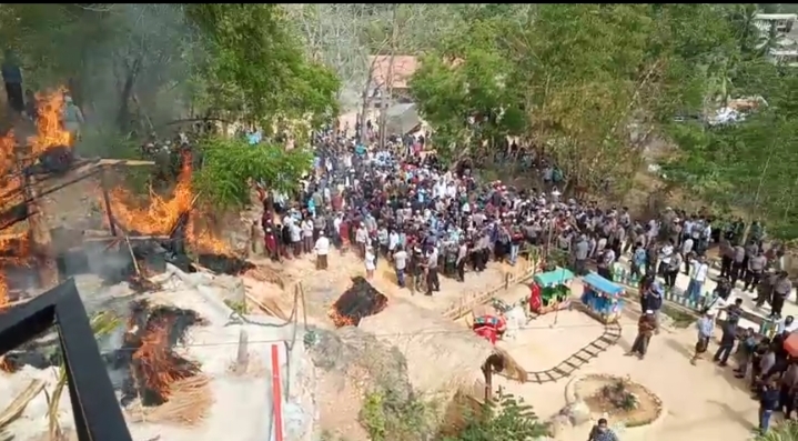 Massa yang menyerukan penutupan Wisata Kedai Bukit Bintang di Pamekasan terprovokasi oknum yang membakar fasilitas lokasi tersebut, Senin 6 Oktober 2020. (Foto: YouTube/Instagram)