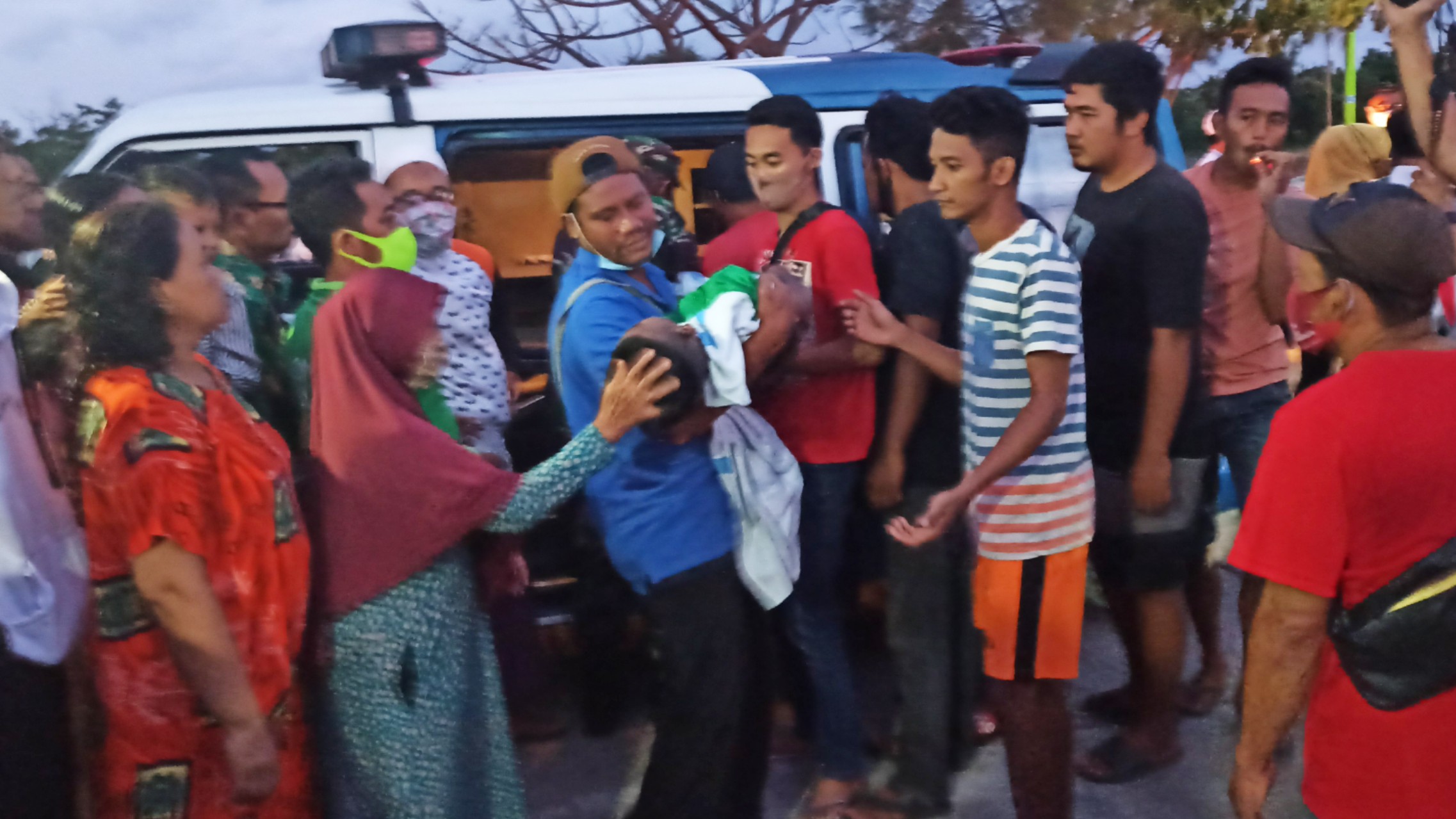 Ayah korban mengangkat jenazah anaknya dari ambulans (foto:Muh Hujaini/Ngopibareng.id)