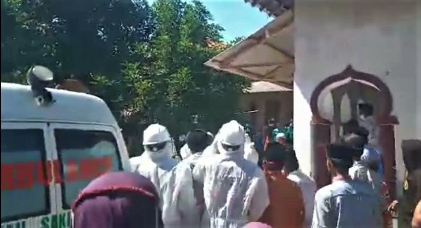 Warga Gunggungan Lor saat menyambut kedatangan jenazah M, 70 tahun, yang belakangan diketahui positif Covid-19. (foto: dokumen)