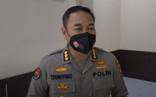 Kabid Humas Polda Jatim, Kombes Pol Trunoyudo Wisnu Andiko menyampaikan update terkait aksi dangdutan yang dilakukan oleh anggota polisi. (Foto: Fariz Yarbo/Ngopibareng.id)