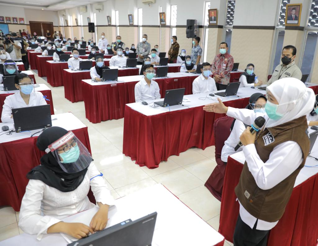 Gubernur Jawa Timur, Khofifah Indar Parawansa, memberi semangat pada peserta SKB CPNS 2019 di Kantor BKN II Surabaya. (Foto: Istimewa)