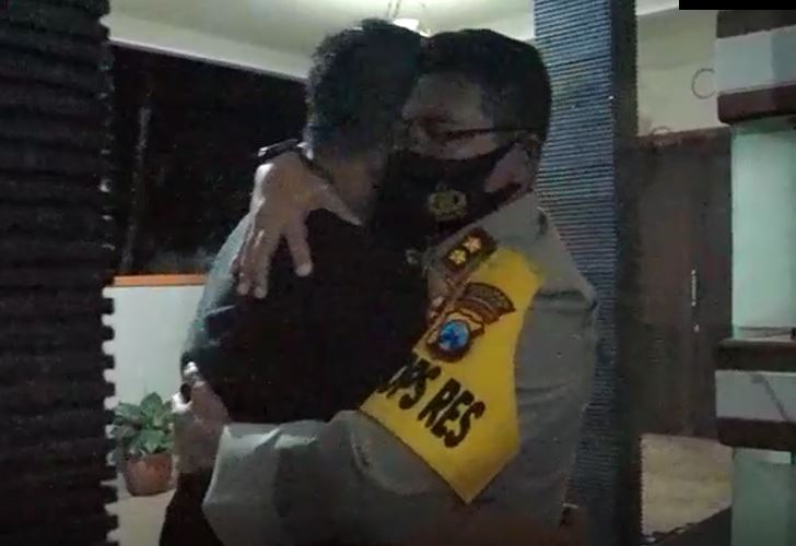 Kapolres Blitar Ahmad Fanani Eko Prasetya (kanan) memeluk Kasat Sabhara AKP Agus Hendro Tri Susetyo. Perseteruan itu akhirnya berakhir damai. (Foto: Tangkap Video Medsos)